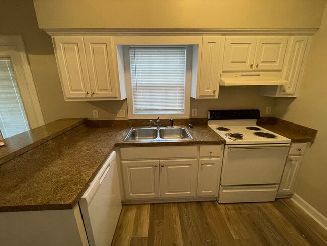 Building Photo - 2416 Winding Creek Dr SW