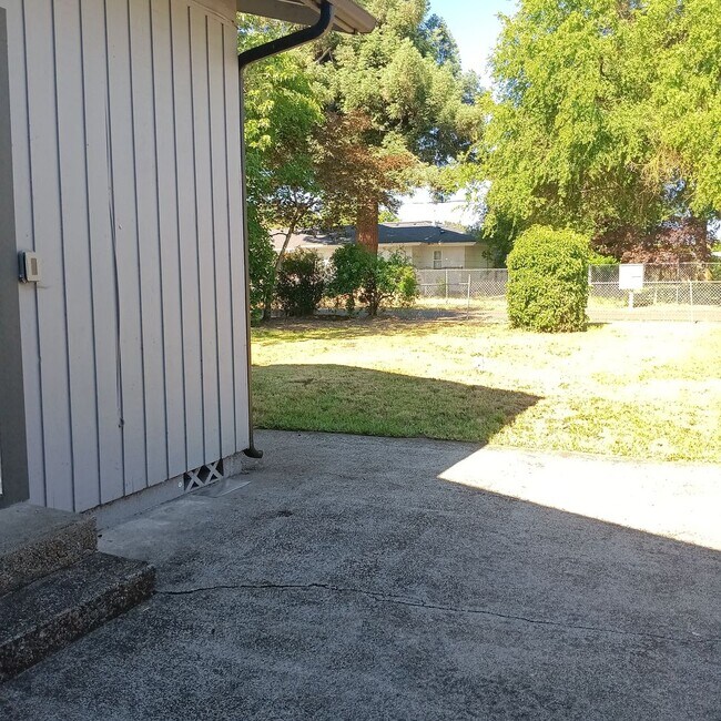 Building Photo - Great Home & Office is Ready for you in Jefferson!