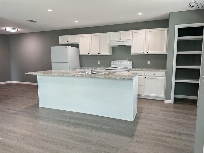 Building Photo - 223 Loch Lomond Dr
