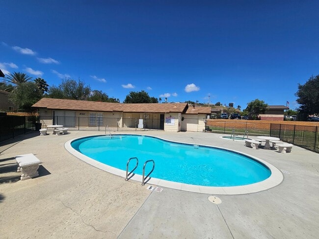 Building Photo - 2 bed/ 1.5 bath Townhouse with private garage