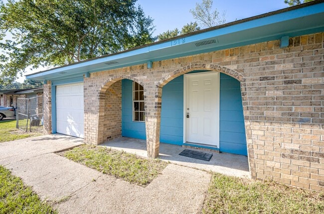 Building Photo - 3 Bedroom 1.5 Bath Home in Gautier!