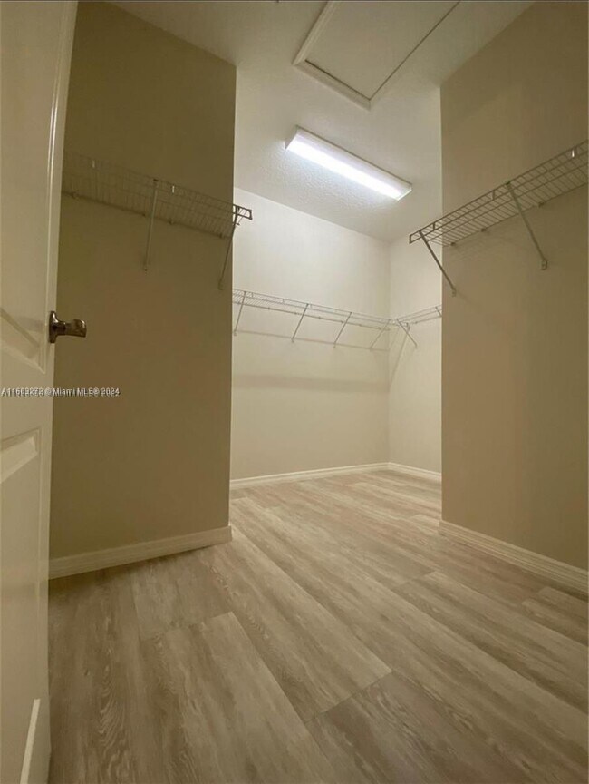 Building Photo - 5236 SW 77th Way