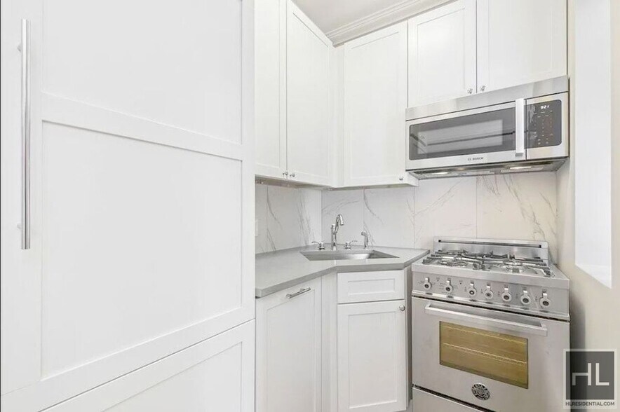 Building Photo - Renovated Cozy 1 bed 1 bath with washer and dryer. / WEST 76 STREET