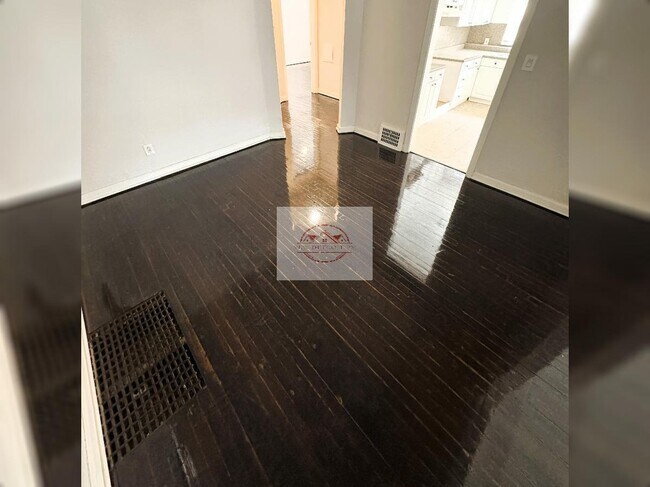 Building Photo - Charming 3-Bedroom Home in Vibrant Detroit...