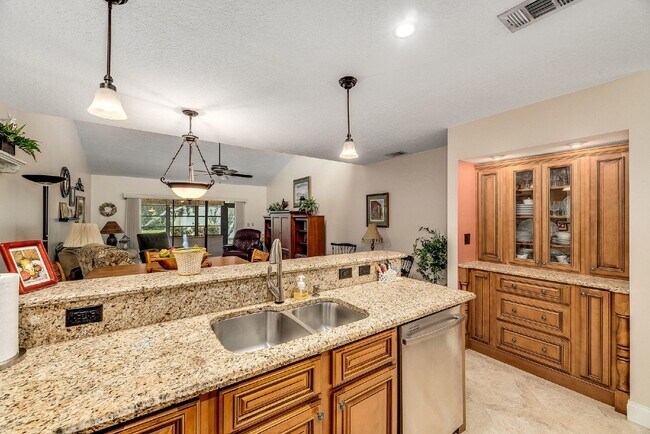 Building Photo - Fully furnished Beachside townhome