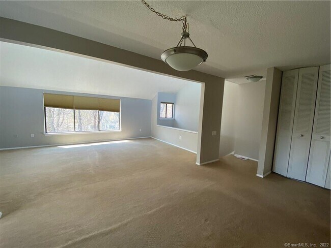 Building Photo - 7 Redwood Ln