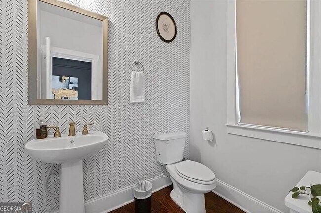 Building Photo - 813 Coleman St SW