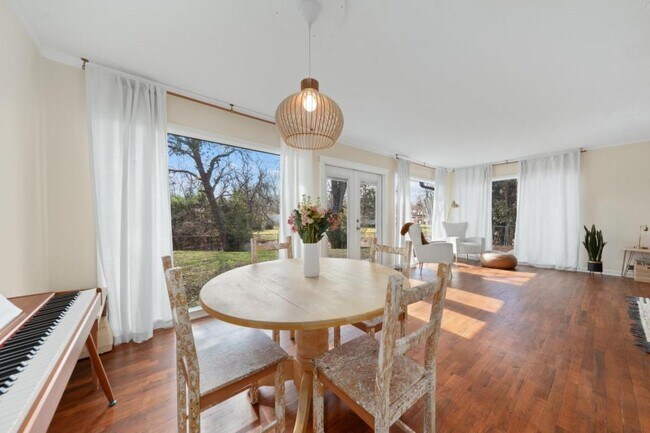 Building Photo - 419 King Cir