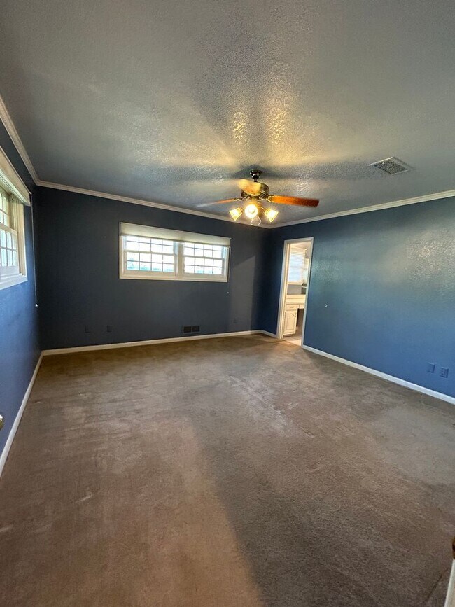 Building Photo - Beautiful Large Family Home!!!