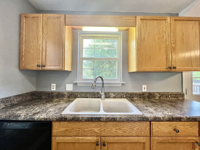 Building Photo - CONVENIENT LOCATION 3 Bedroom