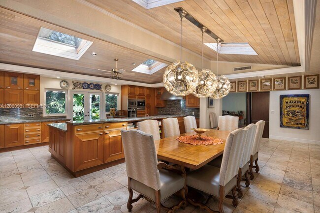 Building Photo - 10100 Lakeside Dr