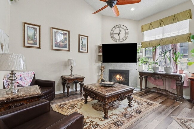 Building Photo - Updated 2 bed 2.5 bath End Unit Townhome in Lochmoor!