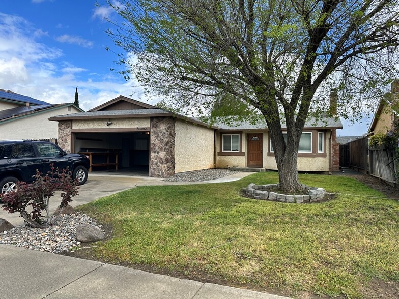 Front of house - 4864 Chablis Ct