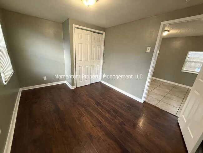 Building Photo - 3/1 Remodeled Tampa Home- READY FOR IMMEDIATE MOVE IN!!