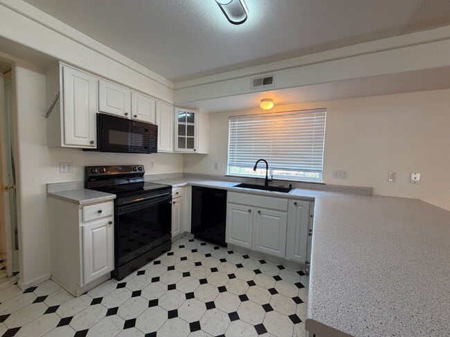 Building Photo - ~Available Now~ Beautiful Home in cul-de-sac with Open Floor Plan, Spacious Loft & Private Fenced...