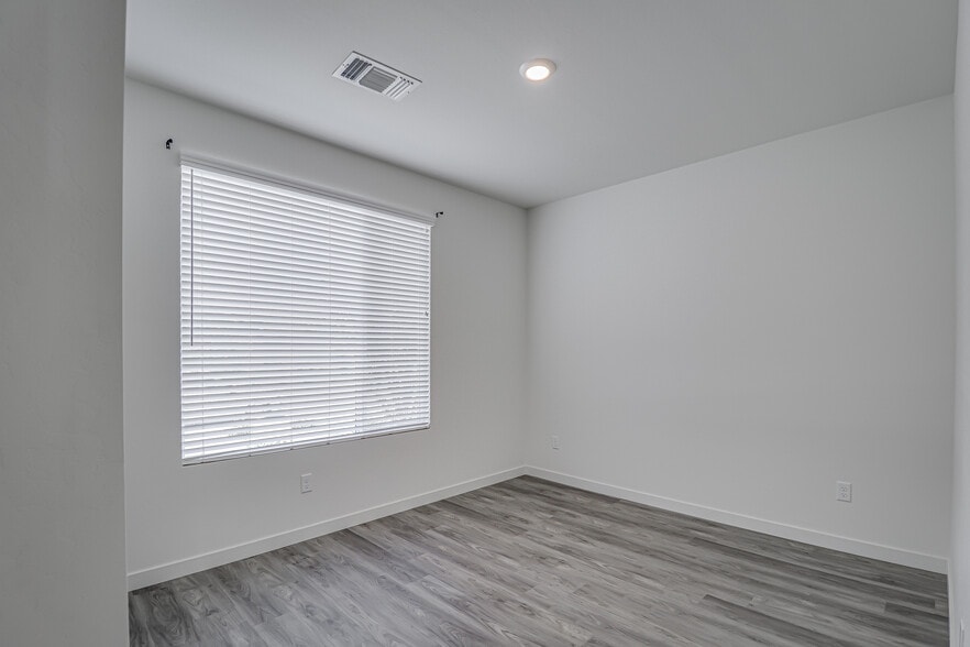 Building Photo - 15017 Maryvale Ave