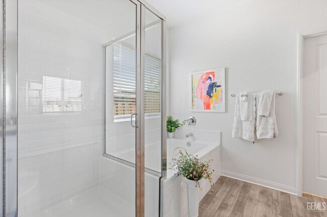 Building Photo - 4 Bed 2 Bath