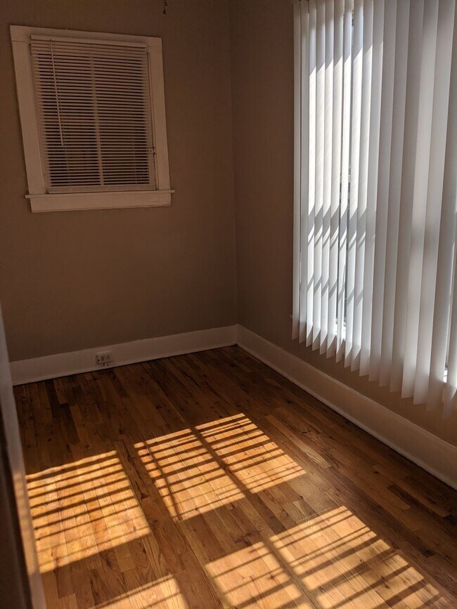 Building Photo - Charming Cap Hill 1 Bedroom w/ Claw Foot Tub