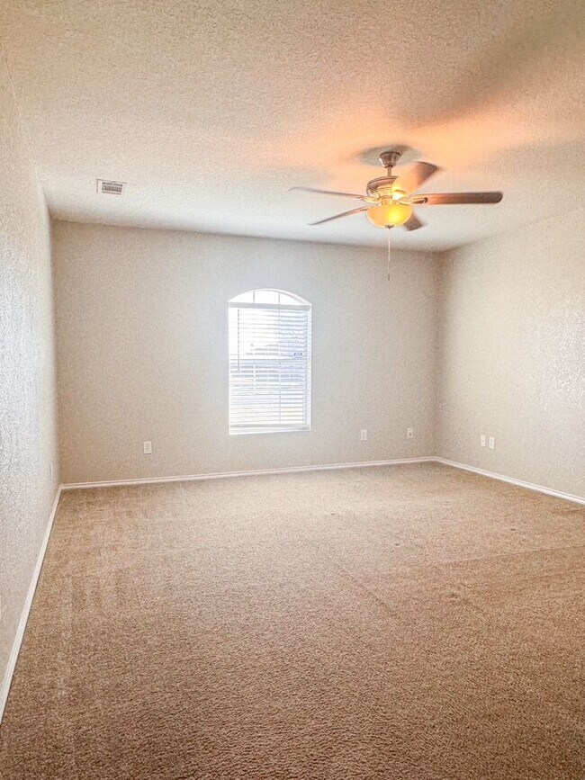 Building Photo - Updated & Large Rental Home in Greater Killeen