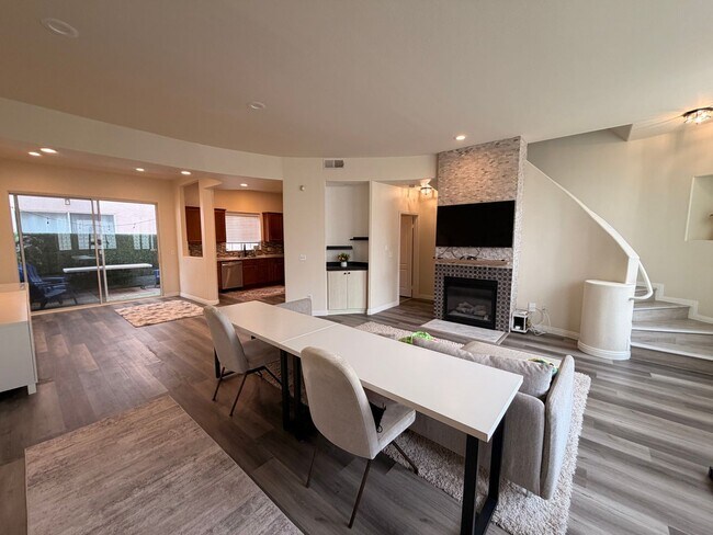 Building Photo - Bright, Spacious 3 Bedroom Home with Garage, A/C, Private Outdoor Space + Prime South Bay Location