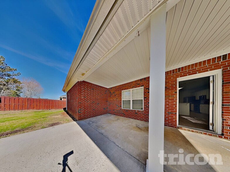 Building Photo - 4884 Somerset Dr