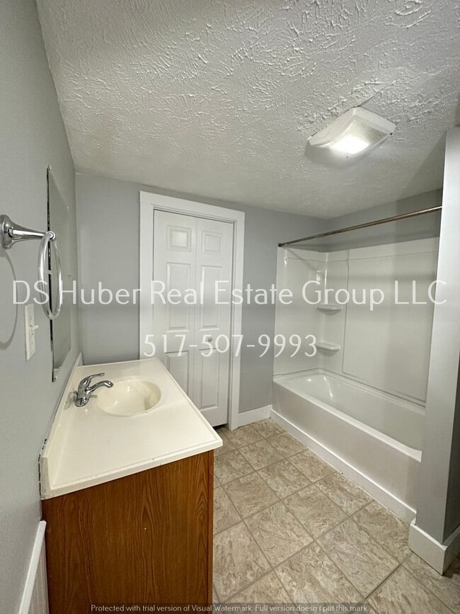 Building Photo - 1311 W Ionia St