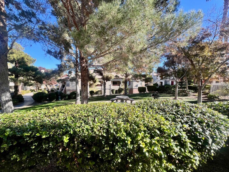 Building Photo - 1604 Queen Victoria St