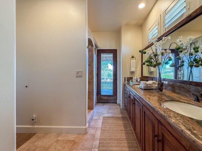 Building Photo - 6750 Golden Pheasant Ln