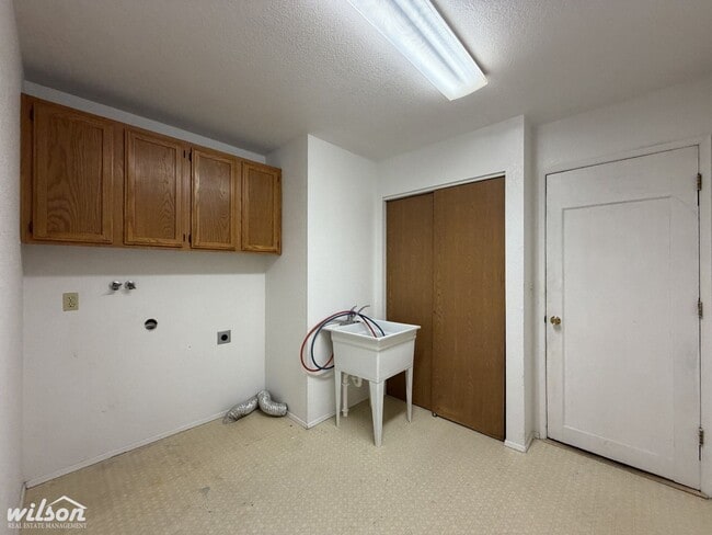 Building Photo - 5606 Mt Clemens Way