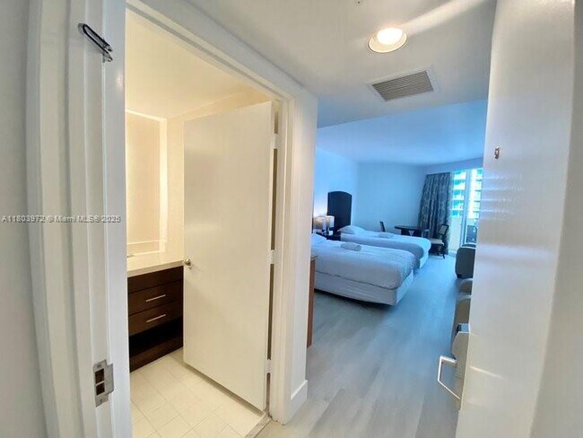Building Photo - 17375 Collins Ave