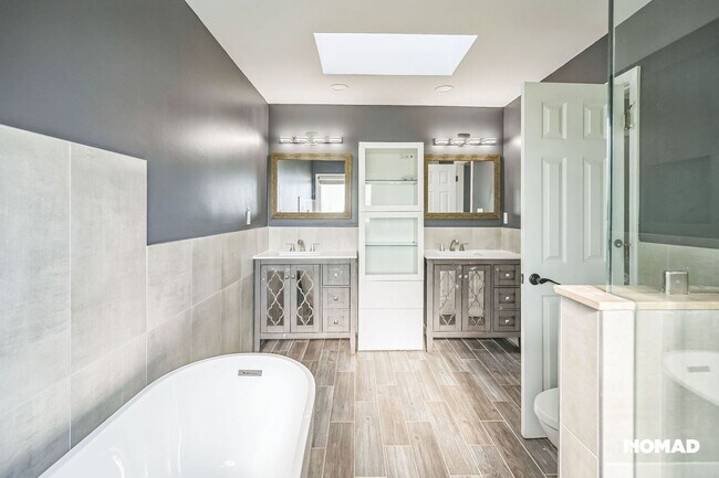 Building Photo - Spacious 3BR, with bonus room House in Law...