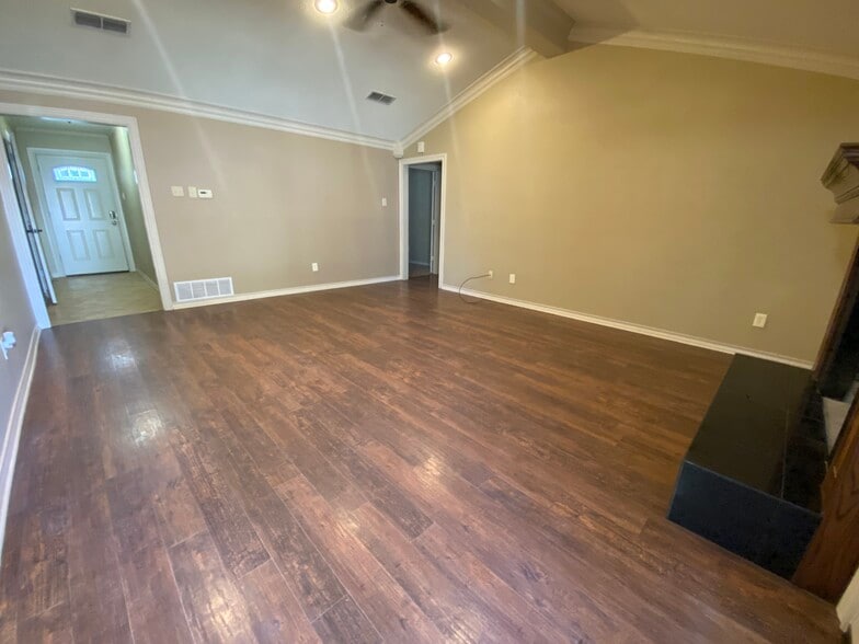 Building Photo - 7202 Zoar Ave