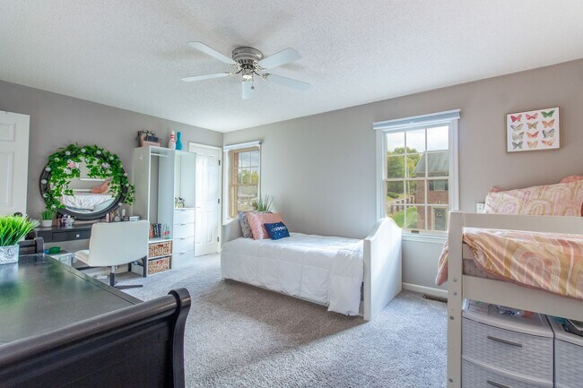 Building Photo - Beautiful 2 Bed, 2.5 Bath Condo in Johnson...