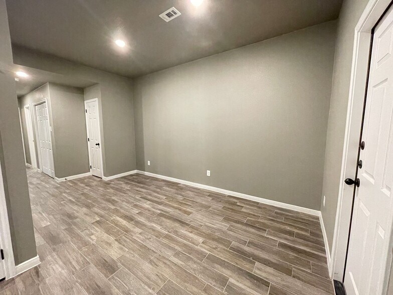 Building Photo - 208 W Beeline Ln