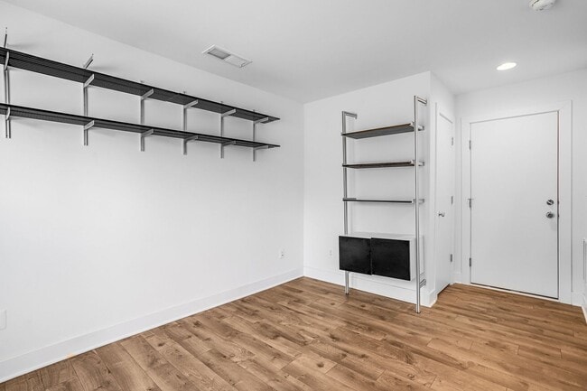 Building Photo - Spacious 4-level Home| 3 bedrooms + Garage parking!