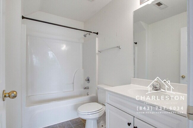 Building Photo - 2425 Scholar Ln