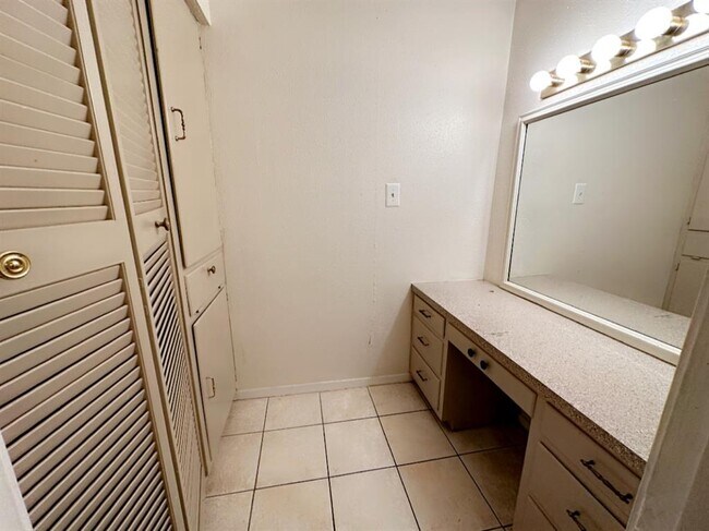 Building Photo - 2711 Briarhurst Dr