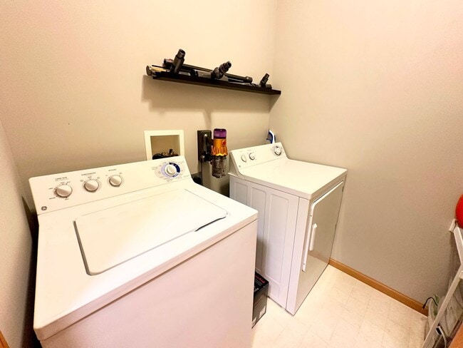 Building Photo - Modern 2-Bedroom Condo with Balcony & Heat...