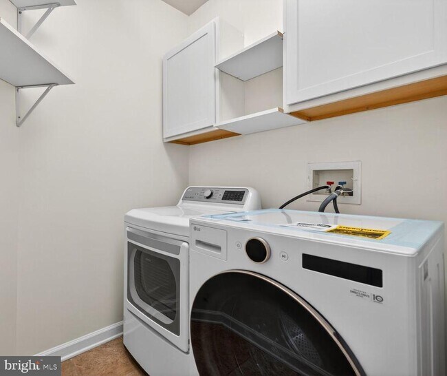 Building Photo - 593 Cedar Spring St