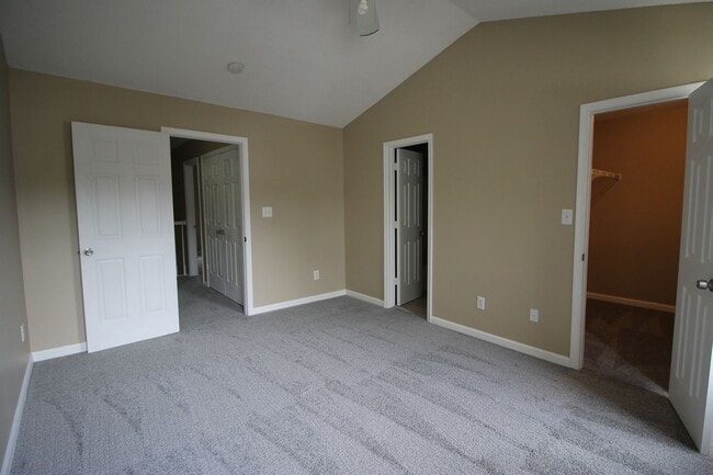 Building Photo - Updated 2 Bed/ 2.5 Bath