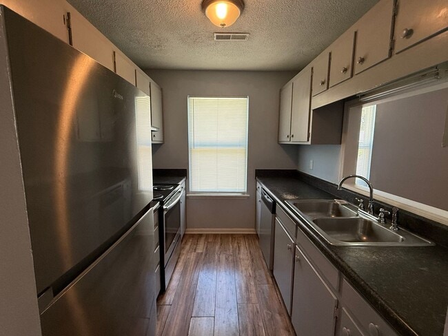 Building Photo - Freshly Painted 2Br 2Ba Duplex