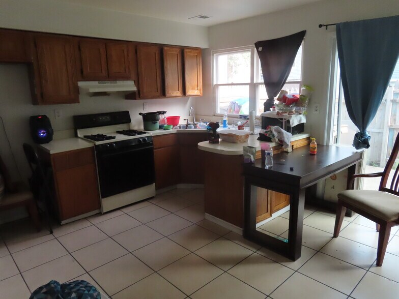 Building Photo - 200 Woodlake Manor Dr