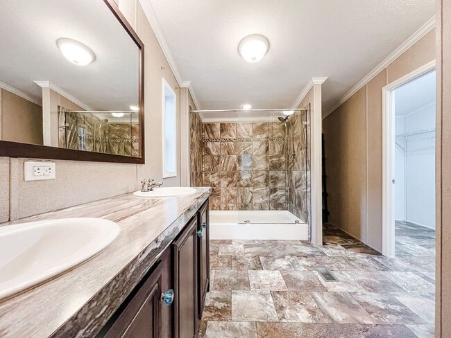 Building Photo - LOCATION! 5 mins from Carolina Beach bridg...