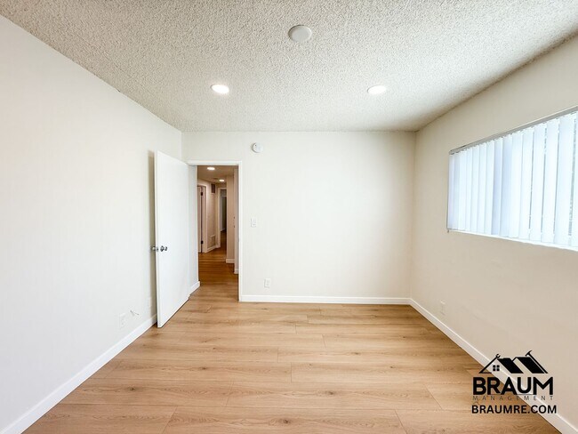 Building Photo - 13115 Oxnard St