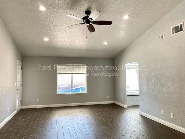 Building Photo - 6509 N Vista Ave