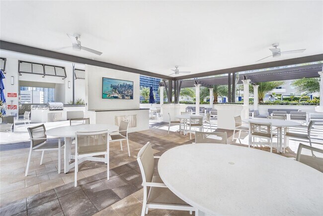 Building Photo - 999 SW 1st Ave