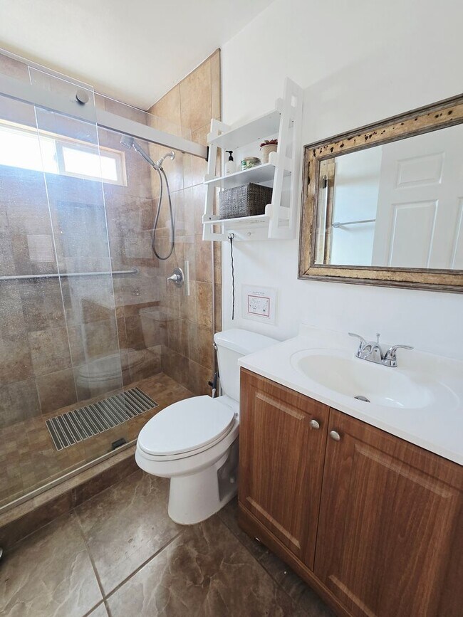 Building Photo - Fully Furnished, Secluded & Private