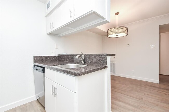 Building Photo - 700 Thicket Ln
