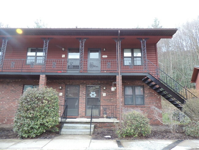 Primary Photo - Desirable High Country Condo End Unit, Lar...