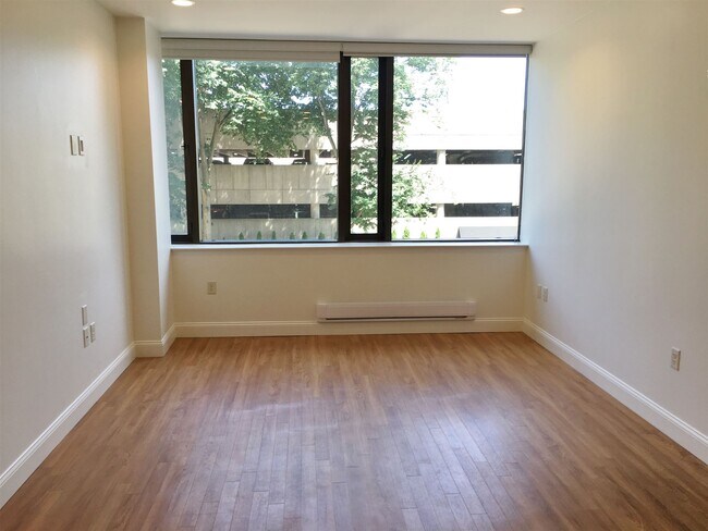 Building Photo - 875 Elm St